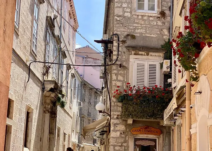 Апартаменты Poluotok 1 *