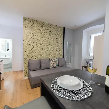 Apartament Poluotok 1 *